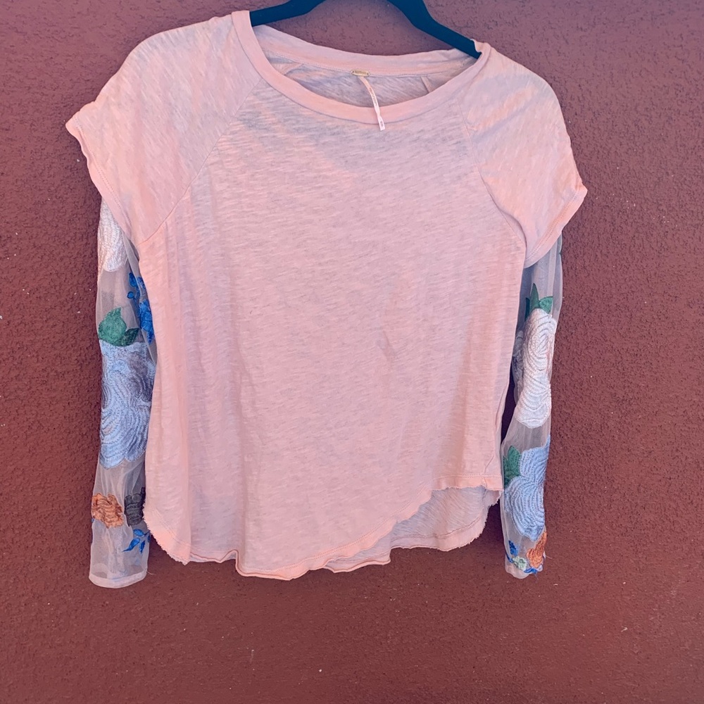 Free People tee with floral print lace sleeves 💥